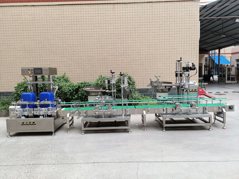 双头化工助剂称重灌装机-辉达娱乐
称重灌装旋盖生产线实拍展示