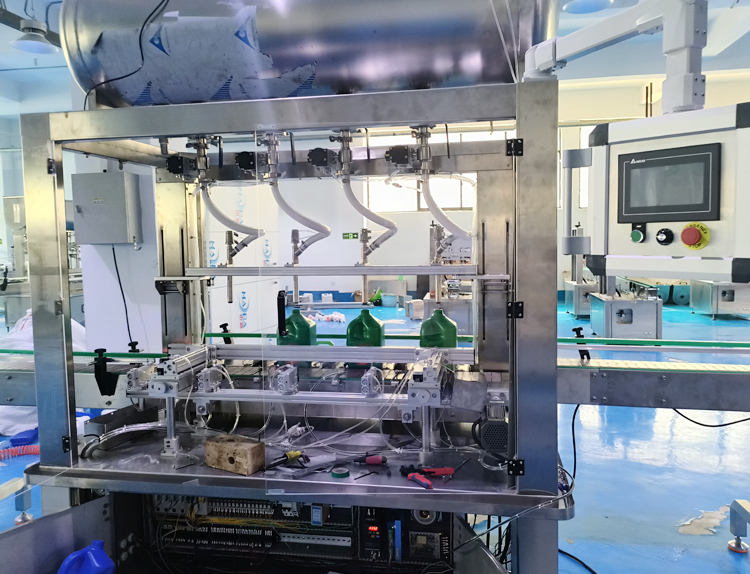 辉达娱乐
25kg液体称重灌装机实拍 