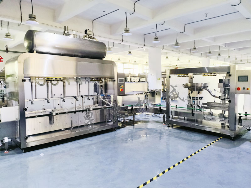 称重式洗涤剂灌装机-大桶灌装旋盖生产线实拍